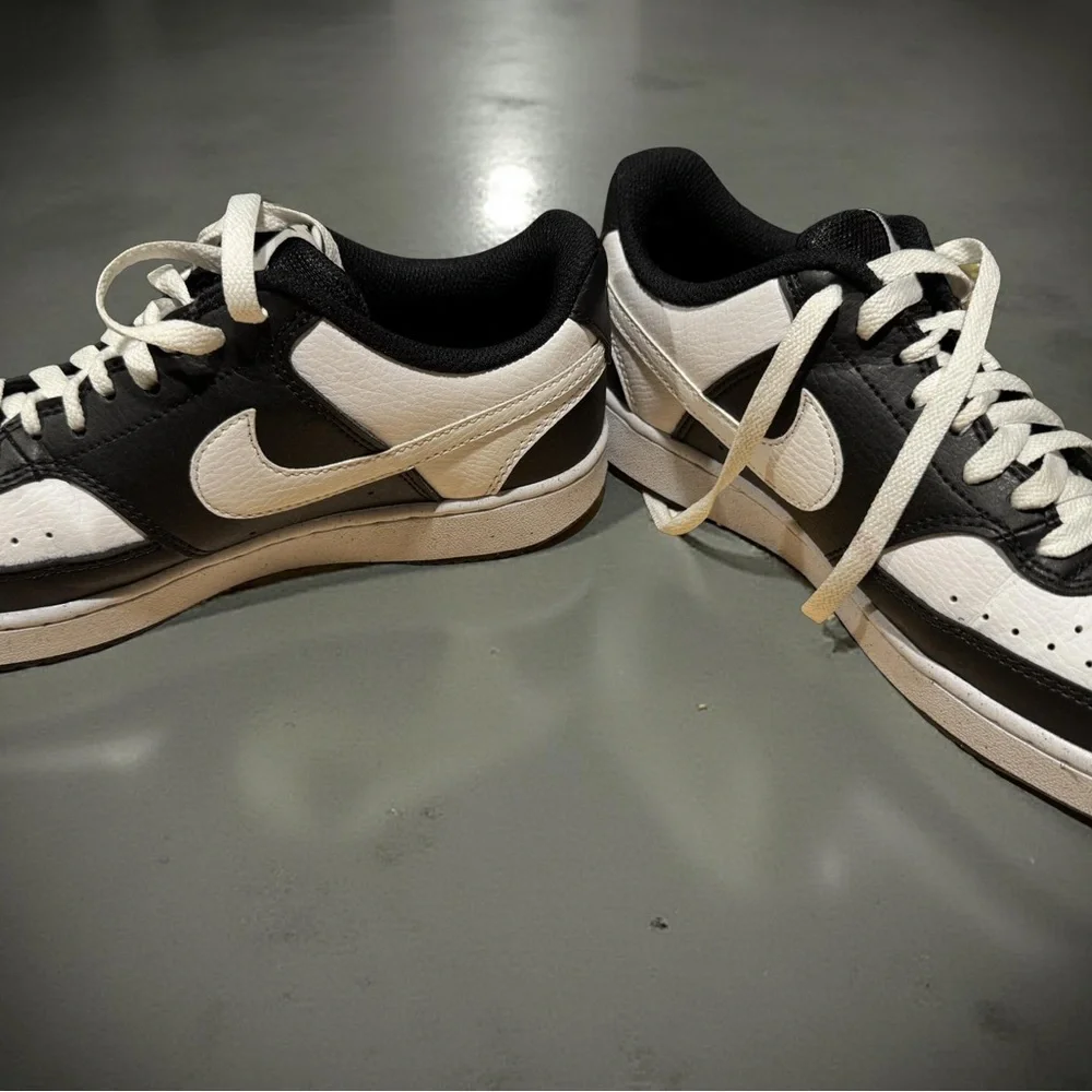 Nike Men’s Black and White Low-Top Sneakers